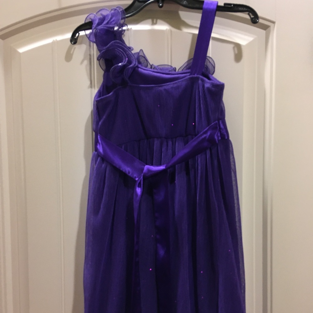 Beautiful Good Dress - Picture 2 of 2